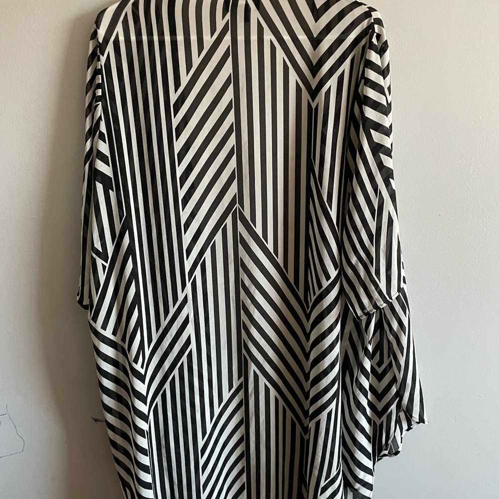 Torrid Monochrome Vertical Stripe Kimono - Picture 2 of 4